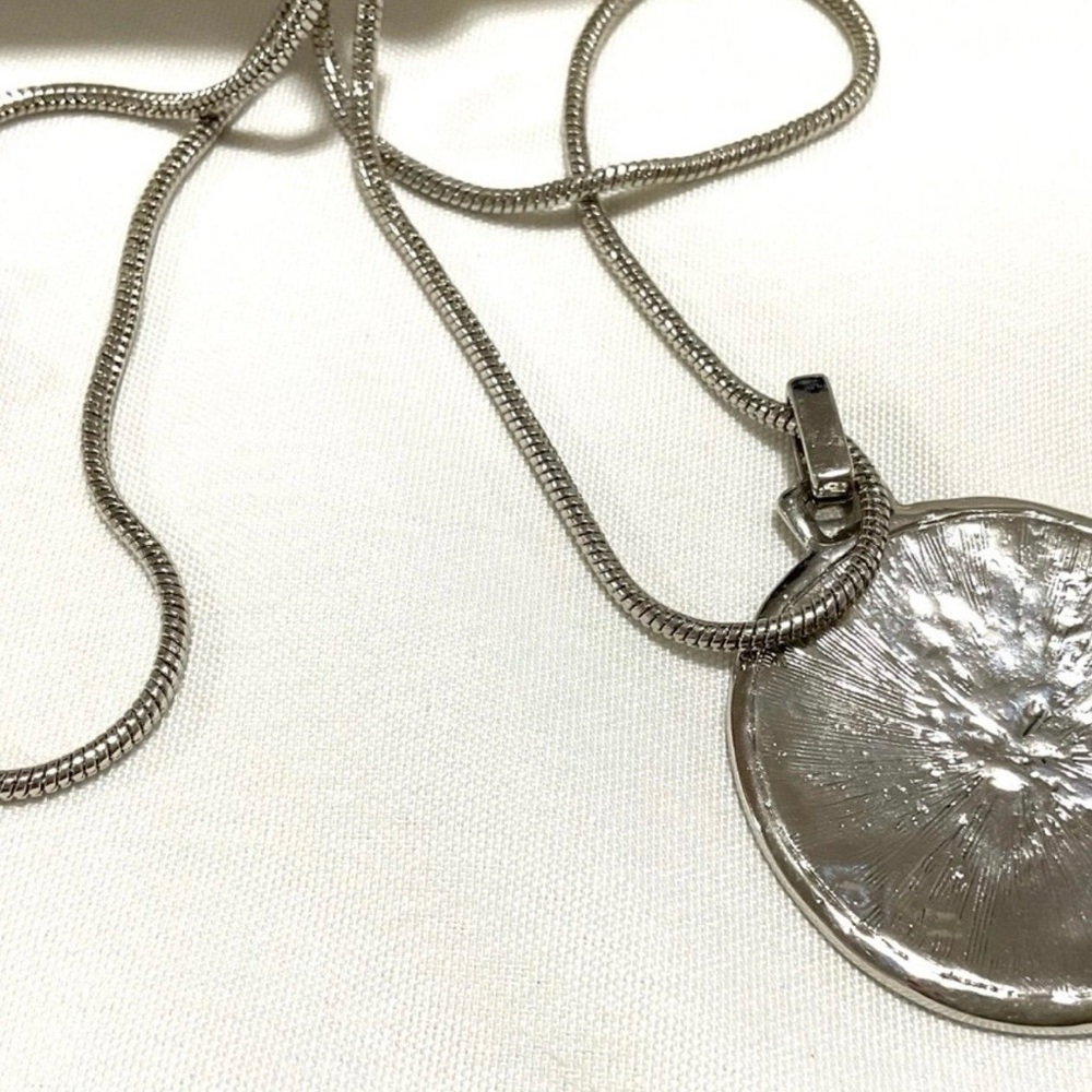 Jennifer Lopez Pendant Necklace - Picture 4 of 10